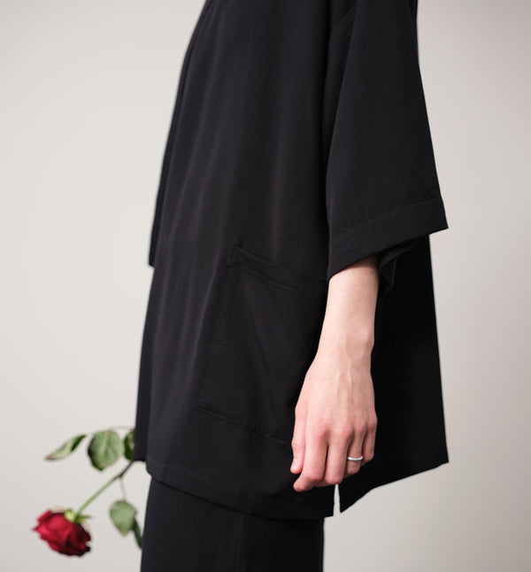 Jinbei kimono Miko! Med inspiration från japanska formspråket har vi designat en kimono som är avslappnat stylish. Knyts omlott och har en ficka fram. 
Färg: Svart
Material: 100% Lyocell. 