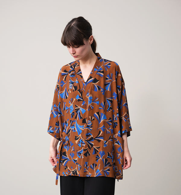 Jinbei kimono Miko! Med inspiration från japanska formspråket har vi designat en kimono som är avslappnat stylish. Knyts omlott och har en ficka fram. 
Färg: Mönster i kornblått, svart och beige på nougatbrun botten.
Material: 51% EcoVero, 49% viskos från Frankrike.