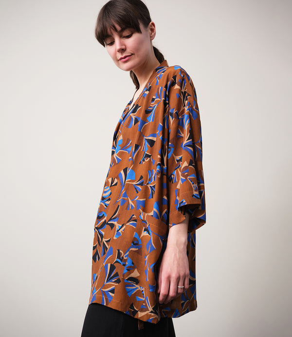 Jinbei kimono Miko! Med inspiration från japanska formspråket har vi designat en kimono som är avslappnat stylish. Knyts omlott och har en ficka fram. 
Färg: Mönster i kornblått, svart och beige på nougatbrun botten.
Material: 51% EcoVero, 49% viskos från Frankrike.