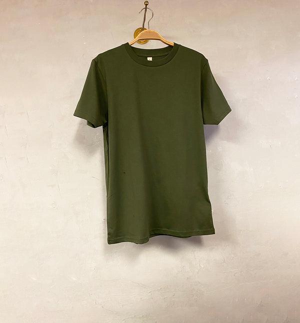 Unisex T-shirt i klassisk modell. Ribbad kant vid halsringning. Tillverkad av GOTS-märkt ekologisk bomull. 
Färg: Mossgrön
Material: 100% ekologisk bomull. Vikt jersey 155 g. 