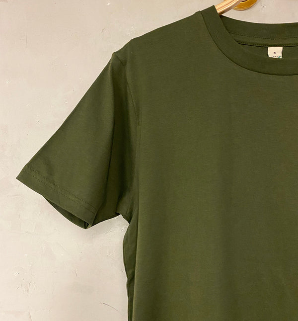 Unisex T-shirt i klassisk modell. Ribbad kant vid halsringning. Tillverkad av GOTS-märkt ekologisk bomull. 
Färg: Mossgrön
Material: 100% ekologisk bomull. Vikt jersey 155 g. 