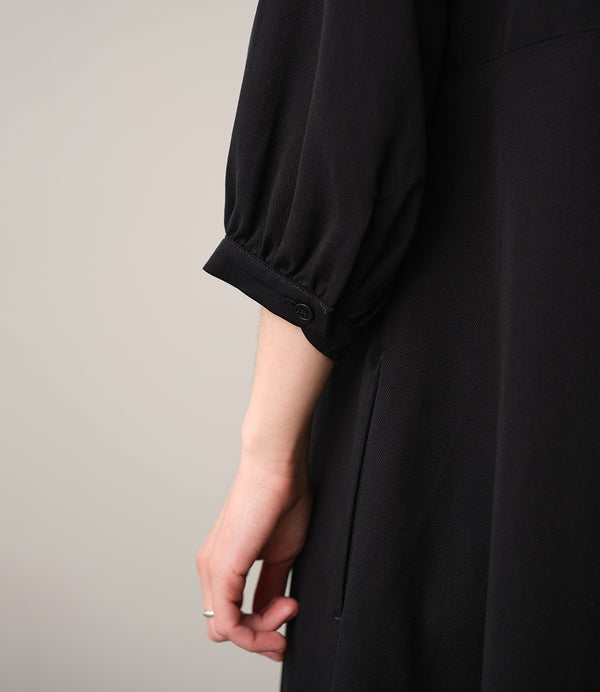 Vår klänning Nea! V-ringad, söm i midjan, trekvarts ärm med smal manschett och knapp, fickor i sidorna.  
Färg: Svart
Material: 100% Lyocell. Detta är ett deadstocktyg