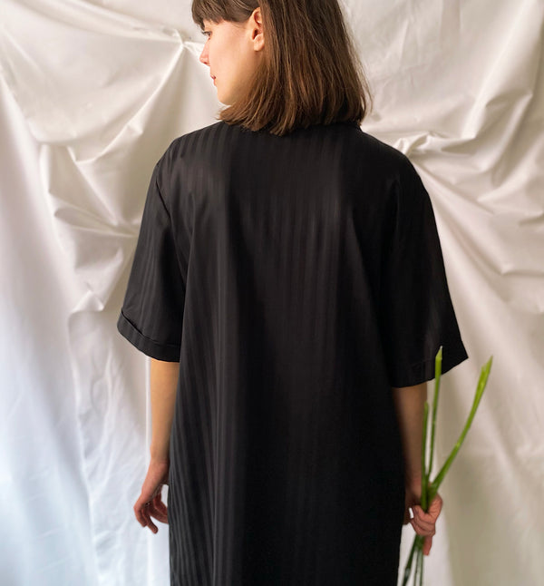 Lieblings klänning Noor Skagerrak! Rak modell, krage med slag, knappar fram och fickor i sidorna. Litet uppvik vid ärmslut. Band medföljer. Sydd i en härlig svartrandig Tencel. Färg: Svart / svart randig Material: 100% Tencel från Portugal