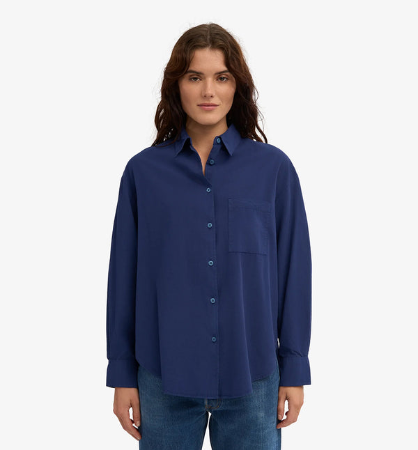 Oversized skjorta från Colorful standard i ekologisk bomull. Förtvättad.
Färg: Marinblå
Material: 100 % ekologisk bomull
Certifierad med:  Miljövänlig färg - Oeko-Tex®, PETA Approved Vegan
Tillverkad i: Portugal