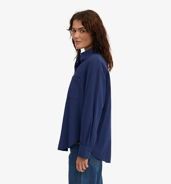 Oversized skjorta från Colorful standard i ekologisk bomull. Förtvättad.
Färg: Marinblå
Material: 100 % ekologisk bomull
Certifierad med:  Miljövänlig färg - Oeko-Tex®, PETA Approved Vegan
Tillverkad i: Portugal