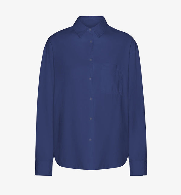 Oversized skjorta från Colorful standard i ekologisk bomull. Förtvättad.
Färg: Marinblå
Material: 100 % ekologisk bomull
Certifierad med:  Miljövänlig färg - Oeko-Tex®, PETA Approved Vegan
Tillverkad i: Portugal