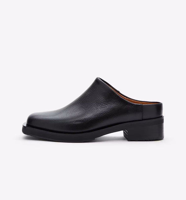 Paris W från Sneaky Steve är en elegant, mulskoinspirerad modell. 
Svart läder
