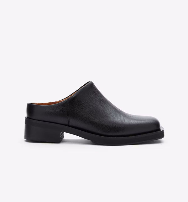 Paris W från Sneaky Steve är en elegant, mulskoinspirerad modell. 
Svart läder