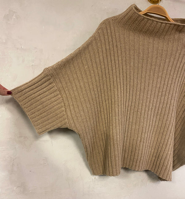 Kort och boxig tröjväst i grov ribbstickning med hög krage och korta ärmar.
Färg: Latte, varmt naturvit
Material: 100% återvunnen ull. GRS-certifierad tillverkad i Italien.
Eftersom tröjan är gjord av återvunnen ull som har lite kortare fibrer kan den tendera att noppa lite vid användning. Denna kan enkelt tas bort med en ullkam eller ullkam.
Skötselråd: Handtvätt
Stickad i: Bulgarien
Designad i: Thy, Danmark
Plaggmått: Längd: 53 cm, ½ bröstmått: 76 cm
