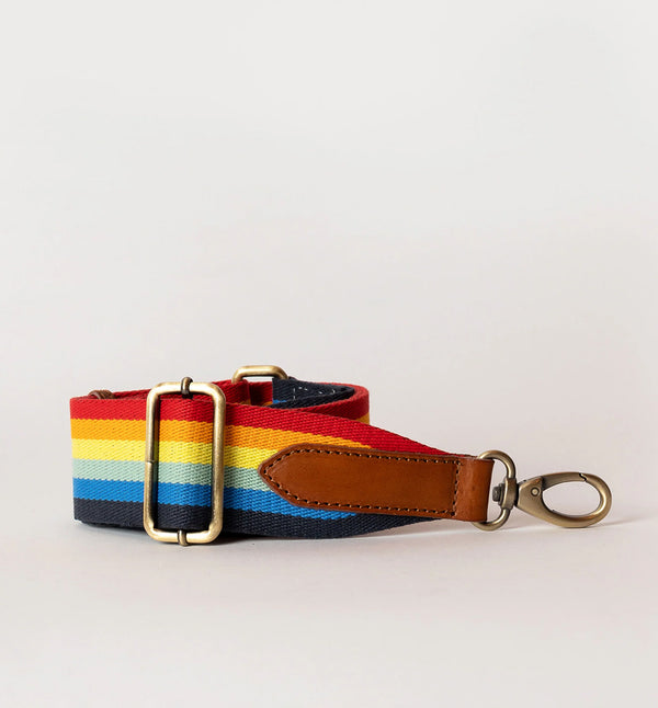 O My Bags regnbågsrandiga axelrem i GOTS-märkt bomull. Remmen är avtagbar och justerbar. Mässingsfärgade spännen och bruna läderdetaljer. O My Bag har tagit fram regnbågsremmen i samarbete med Naz Foundation. Till stöd för Pride och i samarbete med Naz Foundation kommer alla intäkter från regnbågsremmen att gå direkt till Naz. Denna organisation är fokuserad på jämlikhet i samhällen och baserad i New Delhi, Indien.  Färg: Röd, orange, gul, ljusblå, blå, mörkblå med konjaksbruna läderdetaljer