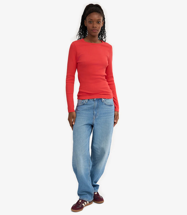 Ribbstickad långärmad t-shirt från Colorful standard i ekologisk bomull. Figurnära, lite tight modell. Förtvättad.
Färg: Mandarinröd
Material: 95 % ekologisk bomull, 5 % elastan. Vikt jersey 220g