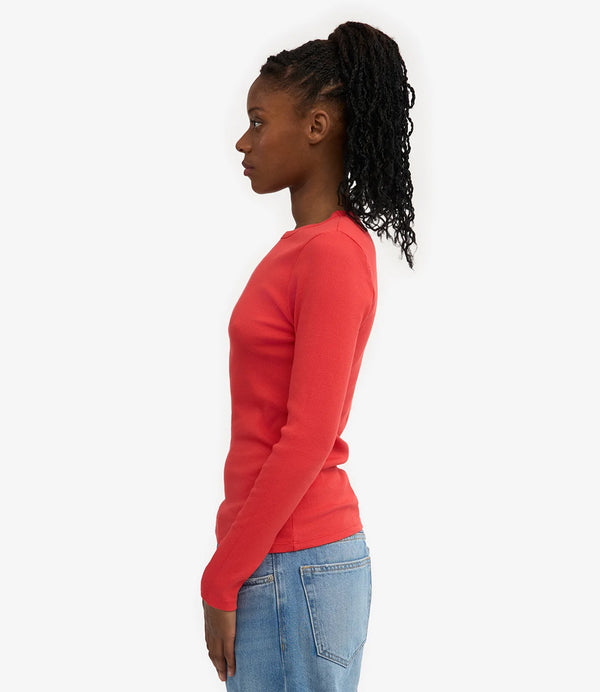 Ribbstickad långärmad t-shirt från Colorful standard i ekologisk bomull. Figurnära, lite tight modell. Förtvättad.
Färg: Mandarinröd
Material: 95 % ekologisk bomull, 5 % elastan. Vikt jersey 220g