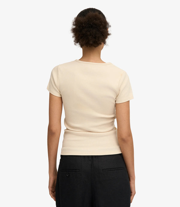 Ribbstickad långärmad t-shirt från Colorful standard i ekologisk bomull. Figurnära, lite tight modell. Förtvättad.
Färg: Ivory
Material: 95 % ekologisk bomull, 5 % elastan.