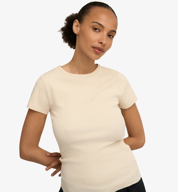 Ribbstickad långärmad t-shirt från Colorful standard i ekologisk bomull. Figurnära, lite tight modell. Förtvättad.
Färg: Ivory
Material: 95 % ekologisk bomull, 5 % elastan.