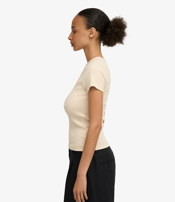 Ribbstickad långärmad t-shirt från Colorful standard i ekologisk bomull. Figurnära, lite tight modell. Förtvättad.
Färg: Ivory
Material: 95 % ekologisk bomull, 5 % elastan.
