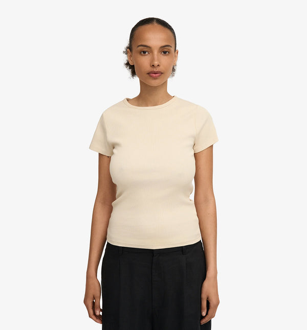 Ribbstickad långärmad t-shirt från Colorful standard i ekologisk bomull. Figurnära, lite tight modell. Förtvättad.
Färg: Ivory
Material: 95 % ekologisk bomull, 5 % elastan.
