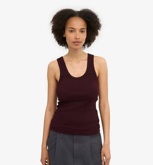 Ribbstickat linne från Colorful standard i ekologisk bomull. Figurnära, lite tight modell. Förtvättad.
Färg: Oxblood
Material: 95 % ekologisk bomull, 5 % elastan. Vikt jersey 190g
Certifierad med:  Miljövänlig färg - Oeko-Tex®, PETA Approved Vegan
Tillverkad i: Portugal