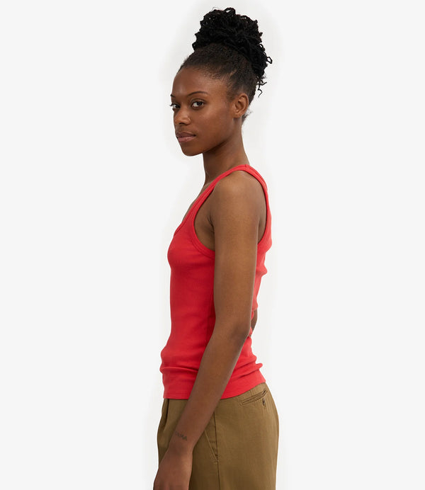 Ribbstickat linne från Colorful standard i ekologisk bomull. Figurnära, lite tight modell. Förtvättad.
Färg: Mandarinröd
Material: 95 % ekologisk bomull, 5 % elastan. Vikt jersey 190g
Certifierad med:  Miljövänlig färg - Oeko-Tex®, PETA Approved Vegan
Tillverkad i: Portugal