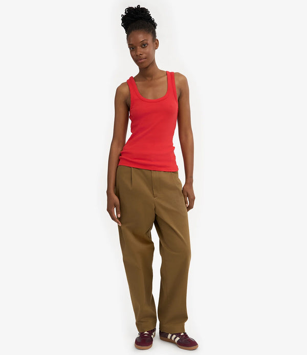 Ribbstickat linne från Colorful standard i ekologisk bomull. Figurnära, lite tight modell. Förtvättad.
Färg: Mandarinröd
Material: 95 % ekologisk bomull, 5 % elastan. Vikt jersey 190g
Certifierad med:  Miljövänlig färg - Oeko-Tex®, PETA Approved Vegan
Tillverkad i: Portugal
