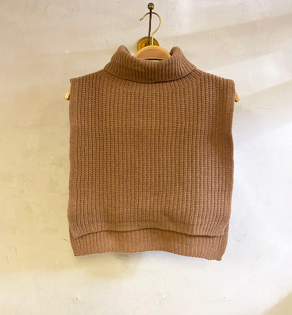 Fuskpolo Gastone från Rifò i återvunnen mjuk kashmir. Stickad med tretrådigt kashmirgarn vilket gör den extra varm och skön! Mått: 40 cm x 35 cm.
Färg: Beige Sughero / korkbeige
Material: 95% återvunnen kashmir, 5% återvunnen ull.