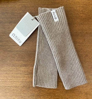 Handledsvärmare Ingrid från Rifò, ribbstickade i återvunnen mjuk kashmir. 
Färg: Beige Sabbia/ sand
Material: 95% återvunnen kashmir, 5% återvunnen ull.