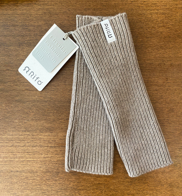 Handledsvärmare Ingrid från Rifò, ribbstickade i återvunnen mjuk kashmir. 
Färg: Beige Sabbia/ sand
Material: 95% återvunnen kashmir, 5% återvunnen ull.