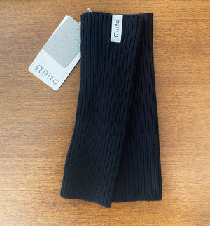 Handledsvärmare Ingrid från Rifò, ribbstickade i återvunnen mjuk kashmir. 
Färg: Black Ardesia/ Skiffersvart
Material: 95% återvunnen kashmir, 5% återvunnen ull. 