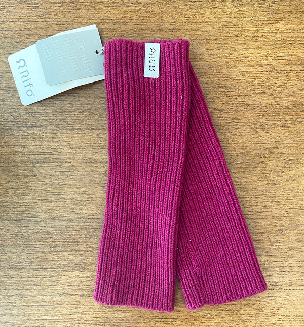 Handledsvärmare Ingrid från Rifò, ribbstickade i återvunnen mjuk kashmir. 
Färg: Pink Ciclamino/ cyklamen cerise
Material: 95% återvunnen kashmir, 5% återvunnen ull.