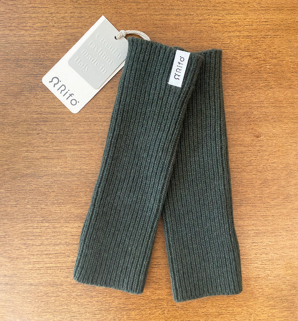 Handledsvärmare Ingrid från Rifò, ribbstickade i återvunnen mjuk kashmir. 
Färg: Green Foresta / Skogsgrön
Material: 95% återvunnen kashmir, 5% återvunnen ull.