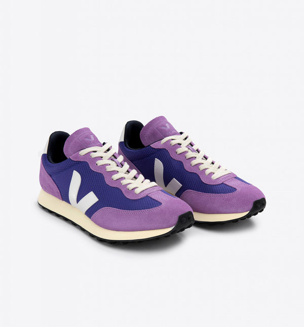 Sneakers Rio Branco Alveomesh Purple white från Veja. Franska Veja producerar sneakers som är ekologiska och fair-trade. Tyget i skon är tillverkat av återvunnen polyester.