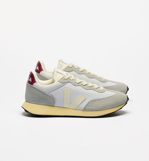 Sneakers Rio Branco Alveomesh från Veja. Franska Veja producerar sneakers som är ekologiska och fair-trade. Tyget i skon är tillverkat av återvunnen polyester. Om du är mellan storlekar rekommenderar vi att gå upp en storlek.
Färg: Ljusgrå, vit, vinröd