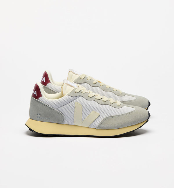 Sneakers Rio Branco Alveomesh från Veja. Franska Veja producerar sneakers som är ekologiska och fair-trade. Tyget i skon är tillverkat av återvunnen polyester. Om du är mellan storlekar rekommenderar vi att gå upp en storlek.
Färg: Ljusgrå, vit, vinröd