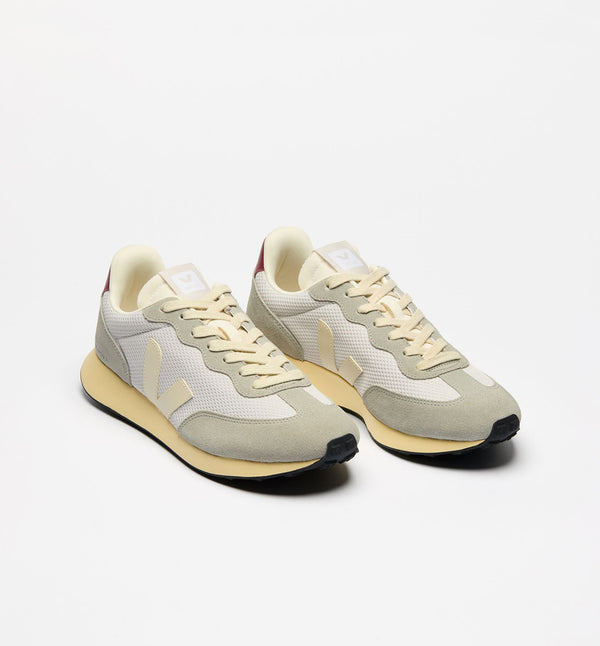 Sneakers Rio Branco Alveomesh från Veja. Franska Veja producerar sneakers som är ekologiska och fair-trade. Tyget i skon är tillverkat av återvunnen polyester. Om du är mellan storlekar rekommenderar vi att gå upp en storlek.
Färg: Ljusgrå, vit, vinröd