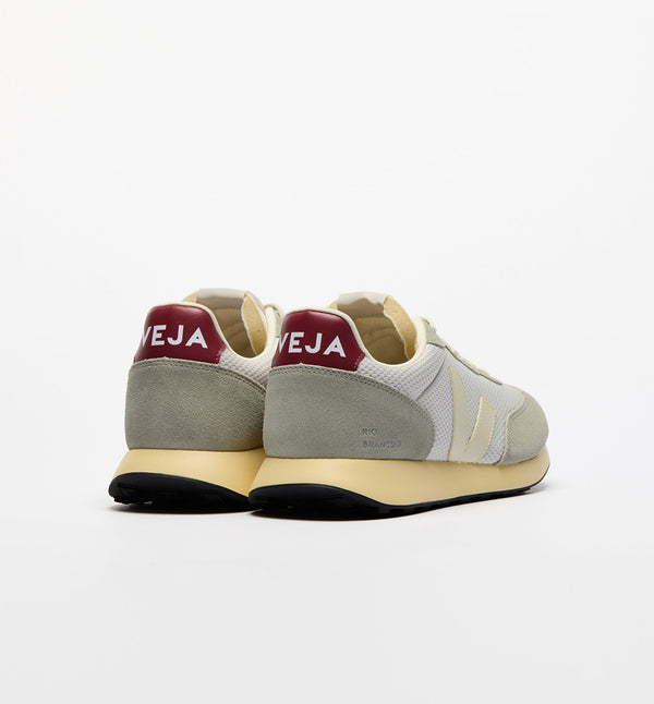 Sneakers Rio Branco Alveomesh från Veja. Franska Veja producerar sneakers som är ekologiska och fair-trade. Tyget i skon är tillverkat av återvunnen polyester. Om du är mellan storlekar rekommenderar vi att gå upp en storlek.
Färg: Ljusgrå, vit, vinröd