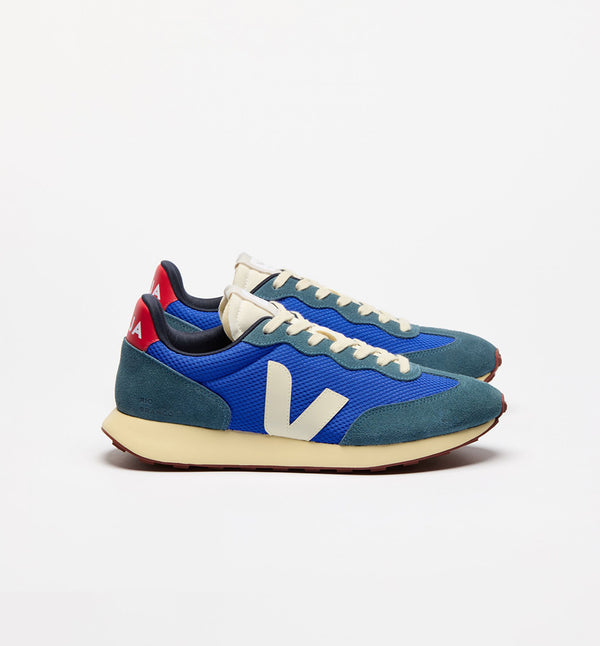 Sneakers Rio Branco ll Alveomesh Paros Pierre Pekin från Veja. Franska Veja producerar sneakers som är ekologiska och fair-trade. Tyget i skon är tillverkat av återvunnen polyester. Om du är mellan storlekar rekommenderar vi att gå upp en storlek.
Färg: Kornblå, gråblå, röd