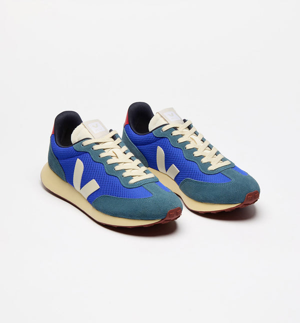 Sneakers Rio Branco ll Alveomesh Paros Pierre Pekin från Veja. Franska Veja producerar sneakers som är ekologiska och fair-trade. Tyget i skon är tillverkat av återvunnen polyester. Om du är mellan storlekar rekommenderar vi att gå upp en storlek.
Färg: Kornblå, gråblå, röd