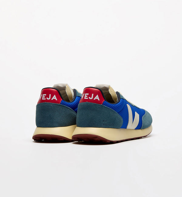 Sneakers Rio Branco ll Alveomesh Paros Pierre Pekin från Veja. Franska Veja producerar sneakers som är ekologiska och fair-trade. Tyget i skon är tillverkat av återvunnen polyester. Om du är mellan storlekar rekommenderar vi att gå upp en storlek.
Färg: Kornblå, gråblå, röd