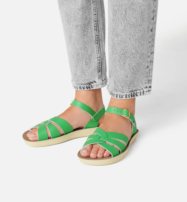 Gröna sandaler från det amerikanska märket Salt-Water Sandals. Modellen heter Swimmer. Swimmer har en mjuk och lite kraftigare sula vilket gör den extra skön. Flätningen över tån är samma som på modellen Original. Sandalen knäpps med spänne över vristen. Sandalerna är handgjorda av läder och är vattenresistenta. Ja det är sant! Det går bra att handtvätta dem med milt tvättmedel, strosa i sommarregn och ta ett dopp i havet. Bästa sommarsandalerna någonsin! 
Färg: Kelly grön