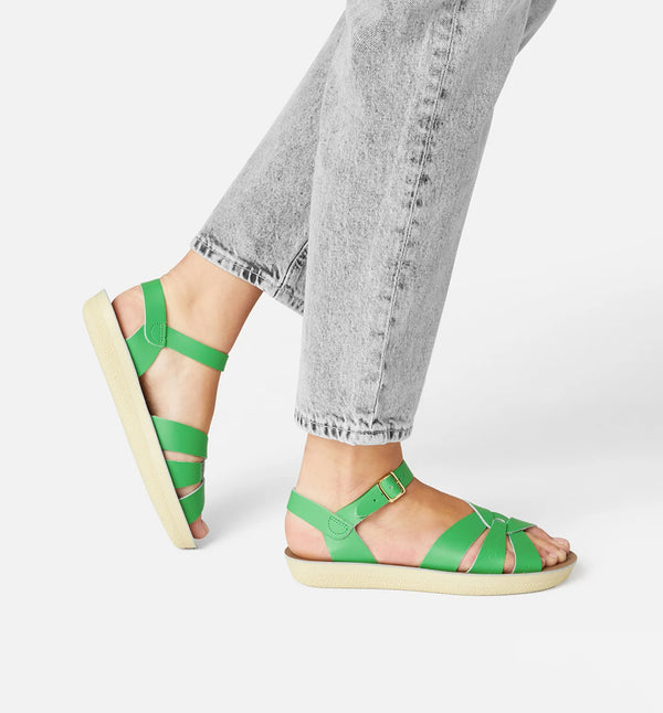 Gröna sandaler från det amerikanska märket Salt-Water Sandals. Modellen heter Swimmer. Swimmer har en mjuk och lite kraftigare sula vilket gör den extra skön. Flätningen över tån är samma som på modellen Original. Sandalen knäpps med spänne över vristen. Sandalerna är handgjorda av läder och är vattenresistenta. Ja det är sant! Det går bra att handtvätta dem med milt tvättmedel, strosa i sommarregn och ta ett dopp i havet. Bästa sommarsandalerna någonsin! 
Färg: Kelly grön