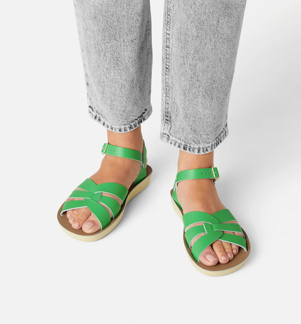 Gröna sandaler från det amerikanska märket Salt-Water Sandals. Modellen heter Swimmer. Swimmer har en mjuk och lite kraftigare sula vilket gör den extra skön. Flätningen över tån är samma som på modellen Original. Sandalen knäpps med spänne över vristen. Sandalerna är handgjorda av läder och är vattenresistenta. Ja det är sant! Det går bra att handtvätta dem med milt tvättmedel, strosa i sommarregn och ta ett dopp i havet. Bästa sommarsandalerna någonsin! 
Färg: Kelly grön