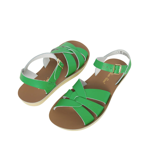 Gröna sandaler från det amerikanska märket Salt-Water Sandals. Modellen heter Swimmer. Swimmer har en mjuk och lite kraftigare sula vilket gör den extra skön. Flätningen över tån är samma som på modellen Original. Sandalen knäpps med spänne över vristen. Sandalerna är handgjorda av läder och är vattenresistenta. Ja det är sant! Det går bra att handtvätta dem med milt tvättmedel, strosa i sommarregn och ta ett dopp i havet. Bästa sommarsandalerna någonsin! 
Färg: Kelly grön