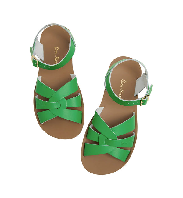 Gröna sandaler från det amerikanska märket Salt-Water Sandals. Modellen heter Swimmer. Swimmer har en mjuk och lite kraftigare sula vilket gör den extra skön. Flätningen över tån är samma som på modellen Original. Sandalen knäpps med spänne över vristen. Sandalerna är handgjorda av läder och är vattenresistenta. Ja det är sant! Det går bra att handtvätta dem med milt tvättmedel, strosa i sommarregn och ta ett dopp i havet. Bästa sommarsandalerna någonsin! 
Färg: Kelly grön