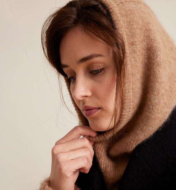 Stickad balaclava i mjuk alpackablandning. Ribbad kant.
Färg: Kamelbrun
Material: 48% baby alpackaull, 20% ull, 30% polyamid, 2% elastan.