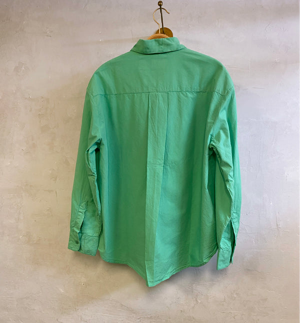 Oversized skjorta från Colorful standard i ekologisk bomull. Förtvättad.
Färg: Ljusgrön
Material: 100 % ekologisk bomull
Certifierad med:  Miljövänlig färg - Oeko-Tex®, PETA Approved Vegan
Tillverkad i: Portugal