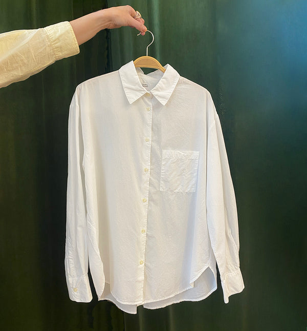 Oversized skjorta från Colorful standard i ekologisk bomull. Förtvättad.  Färg: Vit  Material: 100 % ekologisk bomull  Certifierd med:  Miljövänlig färg - Oeko-Tex®, PETA Approved Vegan  Tillverkad i: Portugal