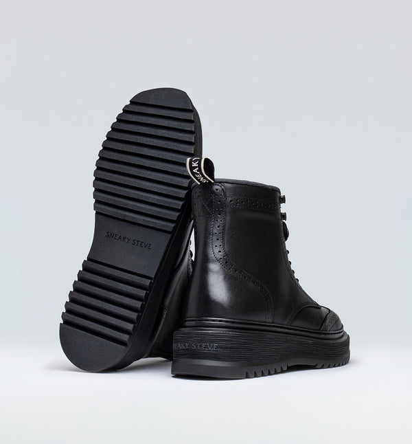Slack Brogue från Sneaky Steve är en rejäl och mångsidig boot i tidlös, modern design med ett vackert brogue-mönster på ovandelen. Tillverkad i ett robust, genuint läder som kommer att åldras med fin patina och med nylondetaljer runt skaftet. Gjord på en modern gummisula med Sneaky Steve-logon på hälen.
Skorna tillverkas i Portugal och sista steget är alltid en handgjord finish som gör varje enskild sko unik och får materialet att kännas levande.
Designade i Göteborg. Tillverkade i Portugal.
Färg: Svart