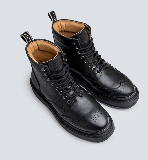 Slack Brogue från Sneaky Steve är en rejäl och mångsidig boot i tidlös, modern design med ett vackert brogue-mönster på ovandelen. Tillverkad i ett robust, genuint läder som kommer att åldras med fin patina och med nylondetaljer runt skaftet. Gjord på en modern gummisula med Sneaky Steve-logon på hälen.
Skorna tillverkas i Portugal och sista steget är alltid en handgjord finish som gör varje enskild sko unik och får materialet att kännas levande.
Designade i Göteborg. Tillverkade i Portugal.
Färg: Svart