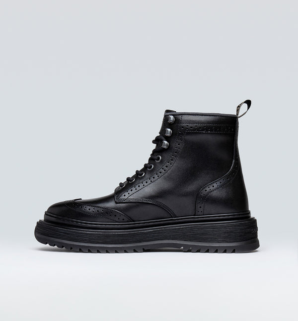 Slack Brogue från Sneaky Steve är en rejäl och mångsidig boot i tidlös, modern design med ett vackert brogue-mönster på ovandelen. Tillverkad i ett robust, genuint läder som kommer att åldras med fin patina och med nylondetaljer runt skaftet. Gjord på en modern gummisula med Sneaky Steve-logon på hälen.
Skorna tillverkas i Portugal och sista steget är alltid en handgjord finish som gör varje enskild sko unik och får materialet att kännas levande.
Designade i Göteborg. Tillverkade i Portugal.
Färg: Svart