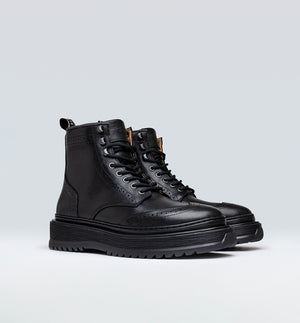 Slack Brogue från Sneaky Steve är en rejäl och mångsidig boot i tidlös, modern design med ett vackert brogue-mönster på ovandelen. Tillverkad i ett robust, genuint läder som kommer att åldras med fin patina och med nylondetaljer runt skaftet. Gjord på en modern gummisula med Sneaky Steve-logon på hälen.
Skorna tillverkas i Portugal och sista steget är alltid en handgjord finish som gör varje enskild sko unik och får materialet att kännas levande.
Designade i Göteborg. Tillverkade i Portugal.
Färg: Svart