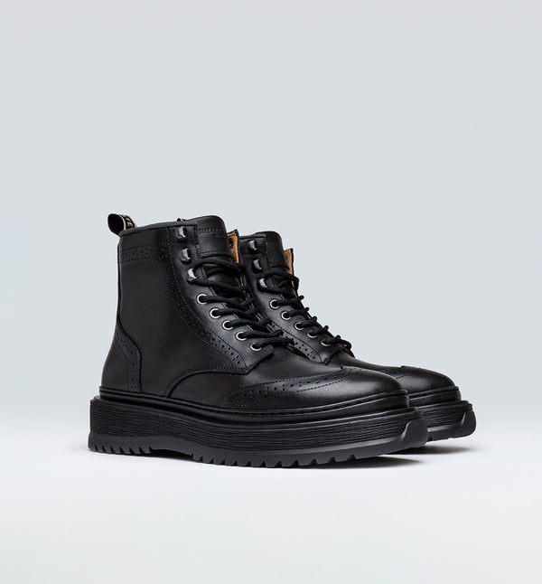Slack Brogue från Sneaky Steve är en rejäl och mångsidig boot i tidlös, modern design med ett vackert brogue-mönster på ovandelen. Tillverkad i ett robust, genuint läder som kommer att åldras med fin patina och med nylondetaljer runt skaftet. Gjord på en modern gummisula med Sneaky Steve-logon på hälen.
Skorna tillverkas i Portugal och sista steget är alltid en handgjord finish som gör varje enskild sko unik och får materialet att kännas levande.
Designade i Göteborg. Tillverkade i Portugal.
Färg: Svart